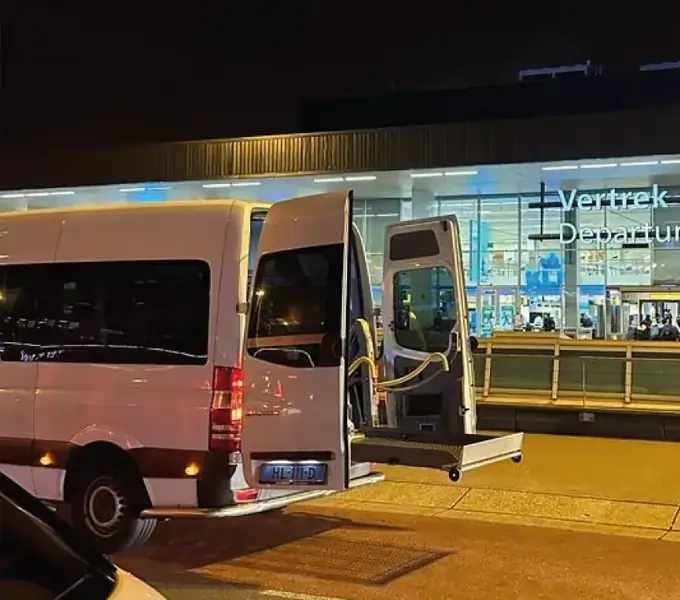 Rolstoelbus bij Schiphol voor reizigers uit Huizen